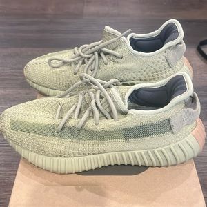 Yeezy Boost 350v2 sulfur